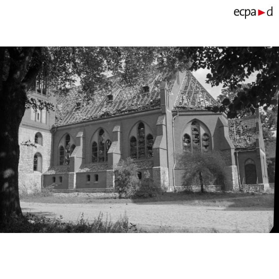 Une église endommagée, vues extérieures.