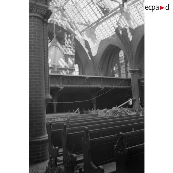 Une église endommagée par un crash aérien, vues intérieures des dégats.