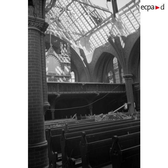 Une église endommagée par un crash aérien, vues intérieures des dégats.