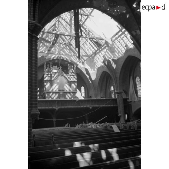 Une église endommagée par un crash aérien, vues intérieures des dégats.