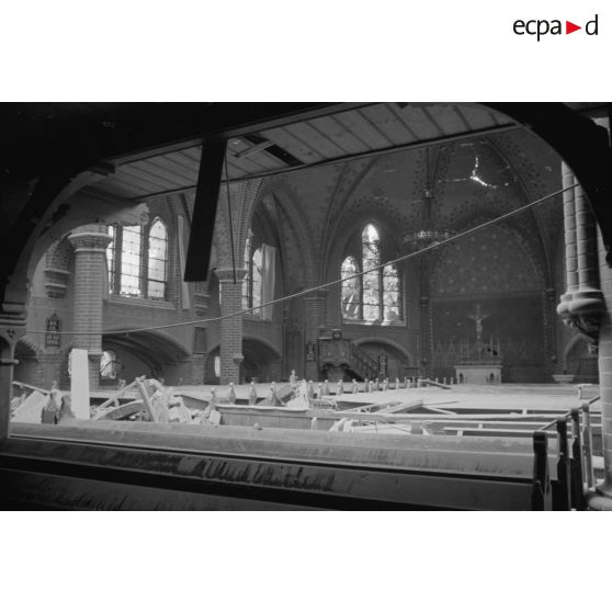 Une église endommagée, vues extérieures.