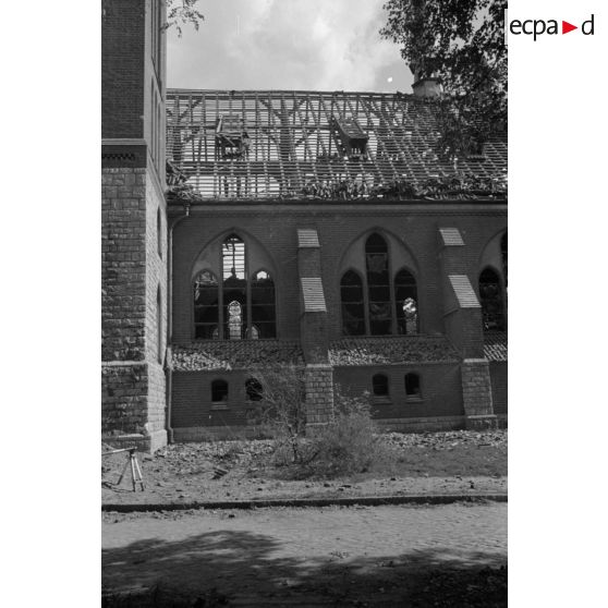 Une église endommagée, vues extérieures.