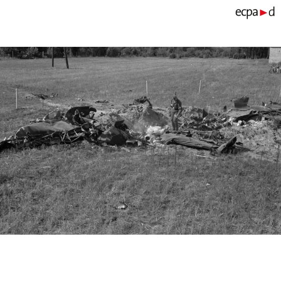 Debris de l'avion allemand écrasé au sol.