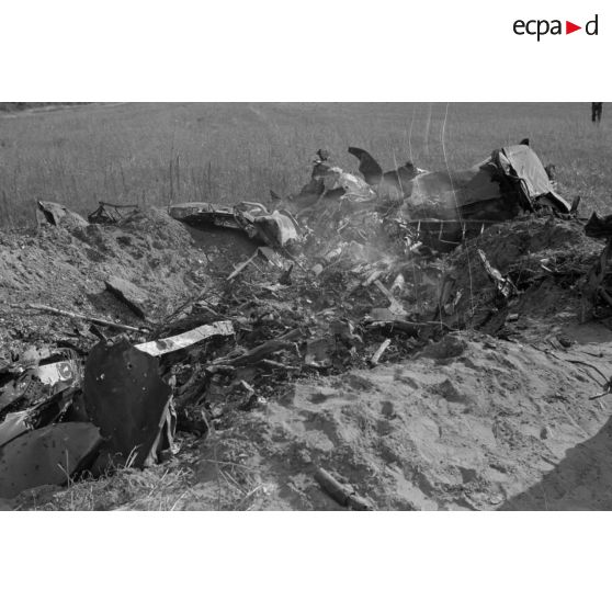 Debris de l'avion allemand écrasé au sol.