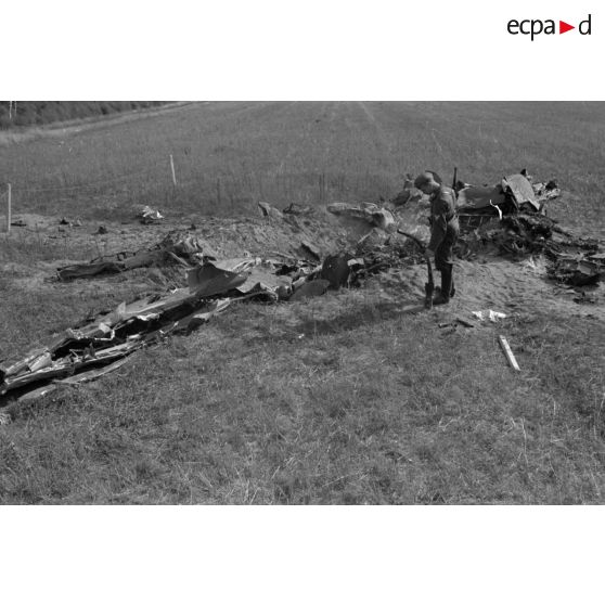 Debris de l'avion allemand écrasé au sol.