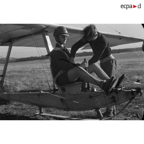 Un jeune membre du N.S.F.K. sanglé sur le siège d'un planeur léger Schulgleiter SG 38, attend l'envol.