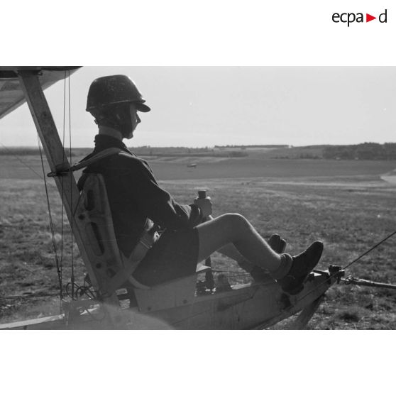 Un jeune membre du N.S.F.K. sanglé sur le siège d'un planeur léger Schulgleiter SG 38, attend l'envol.