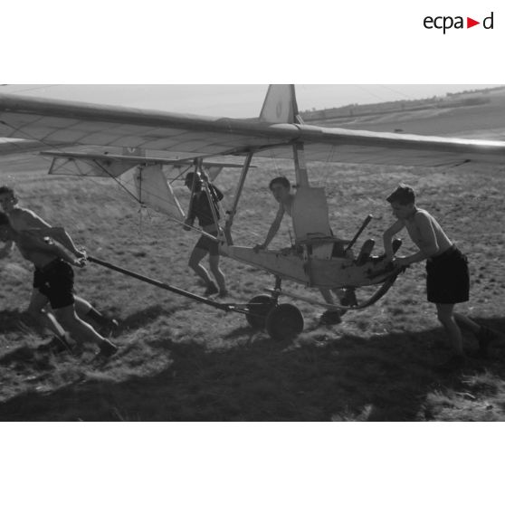 De jeunes membres du Nationalsozialistischen Flieger-Korps (N.S.F.K.) acheminent un planeur léger Schulgleiter Sg 38 sur son aire d'envol.