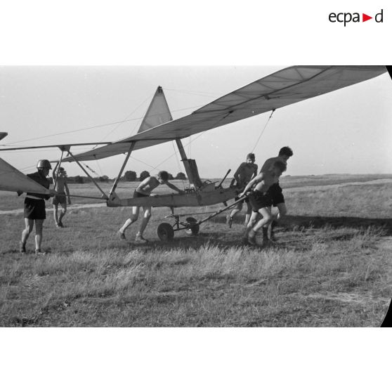 Des jeunes du Nationalsozialistischen Flieger-Korps (N.S.F.K.) acheminent un planeur léger Schulgleiter Sg 38 sur son aire d'envol.