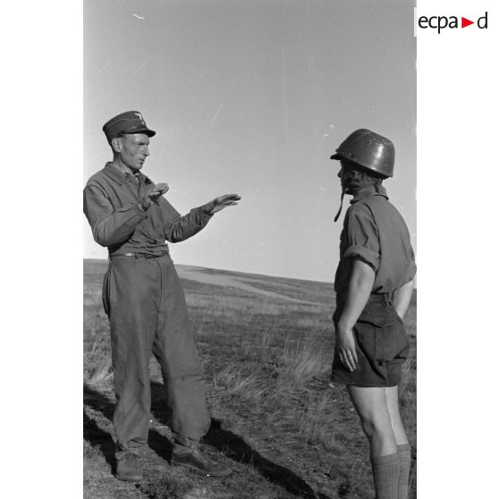 Un instructeur du Nationalistischen Flieger-Korps (N.S.F.K)  donne des instructions à un jeune élève au garde à vous, en tenue de vol.