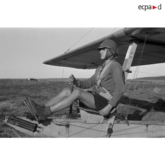 Un jeune membre du Nationalsozialistischen Flieger-Korps (N.S.F.K.) sanglé sur le siège d'un planeur léger Schulgleiter SG 38, attend l'envol.