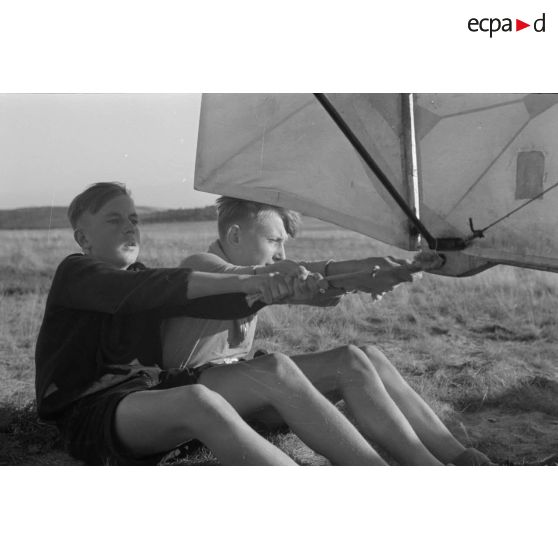 Un jeune membre du Nationalsozialistischen Flieger-Korps (N.S.F.K.) sanglé sur le siège d'un planeur léger Schulgleiter SG 38, attend l'envol.