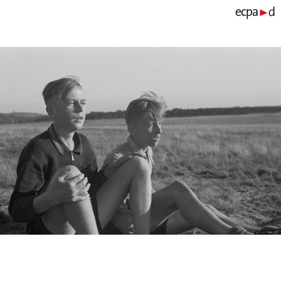 Un jeune membre du Nationalsozialistischen Flieger-Korps (N.S.F.K.) sanglé sur le siège d'un planeur léger Schulgleiter SG 38, attend l'envol.