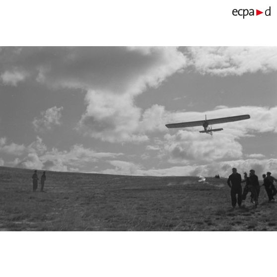 Décollage d'un planeur léger Schulgleiter Sg 38 du Nationalsozialistischen Flieger-Korps (N.S.F.K.)