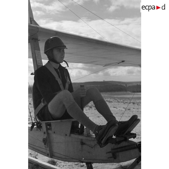  Un membre du Nationalsozialistischen Flieger-Korps (N.S.F.K.) aux commandes d'un planeur léger, avant le décollage.