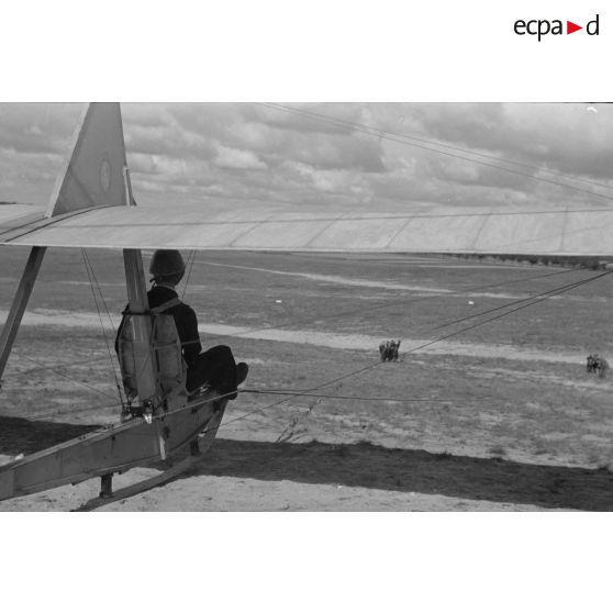 Un planeur léger du Nationalsozialistischen Flieger-Korps (N.S.F.K.) et son pilote avant le décollage.