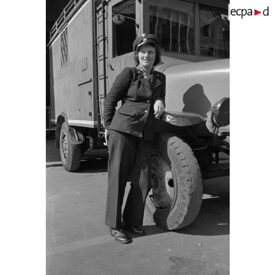 Portrait d'une conductrice de camion de la Deutche Reichspost à Berlin.