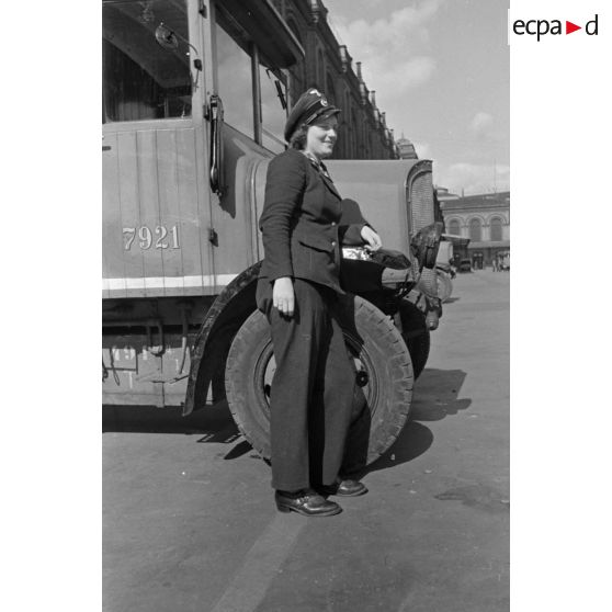 Portrait d'une conductrice de camion de la Deutche Reichspost à Berlin.