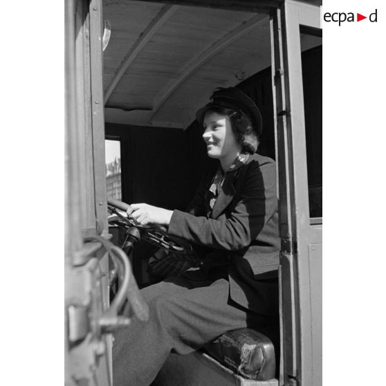 Portrait d'une conductrice de camion de la Deutche Reichspost à Berlin.