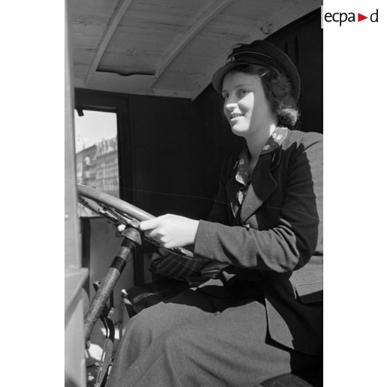 Portrait d'une conductrice de camion de la Deutche Reichspost à Berlin.