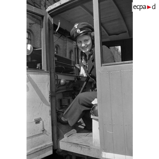 Portrait d'une conductrice de camion de la Deutche Reichspost à Berlin.