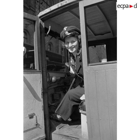 Portrait d'une conductrice de camion de la Deutche Reichspost à Berlin.