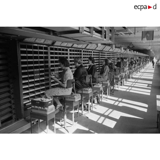 Femmes de la Deutsche Reichspost au travail dans un centre de tri postal à Berlin.