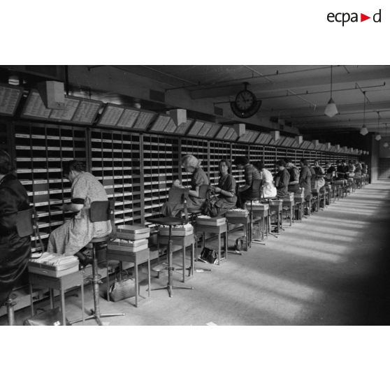 Femmes de la Deutsche Reichspost au travail dans un centre de tri postal à Berlin.
