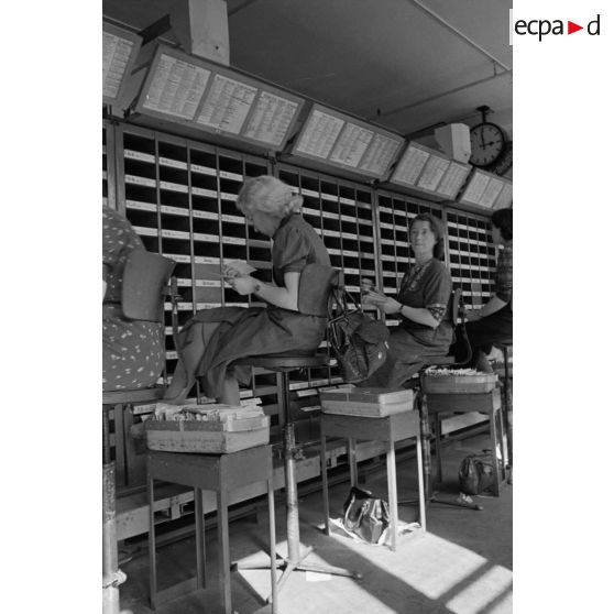 Femmes de la Deutsche Reichspost au travail dans un centre de tri postal à Berlin.