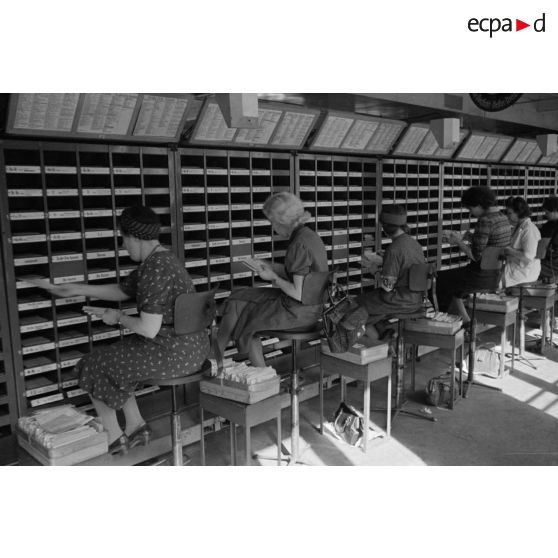 Femmes de la Deutsche Reichspost au travail dans un centre de tri postal à Berlin.