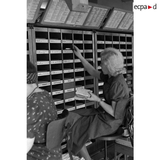 Femmes de la Deutsche Reichspost au travail dans un centre de tri postal à Berlin.