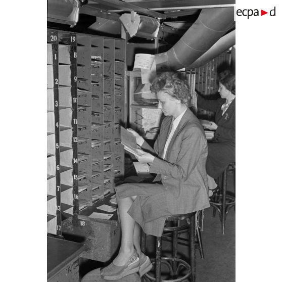 Femmes de la Deutsche Reichspost au travail dans un centre de tri postal à Berlin.