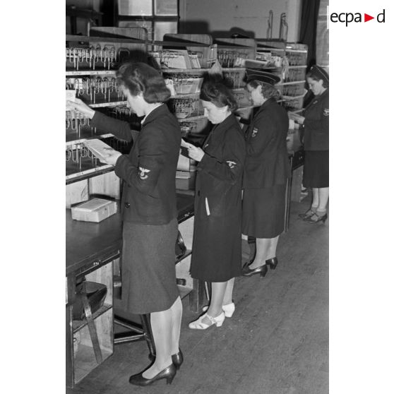 Femmes de la Deutsche Reichspost au travail dans un centre de tri postal à Berlin.