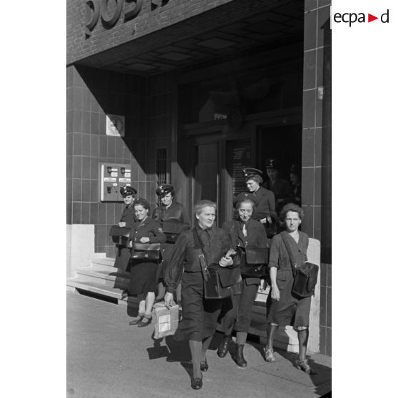 Sortie des employées d'un centre de le Deustche Reichspost à Berlin.
