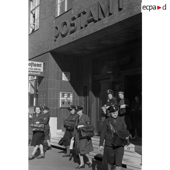 Sortie des employées d'un centre de le Deustche Reichspost à Berlin.