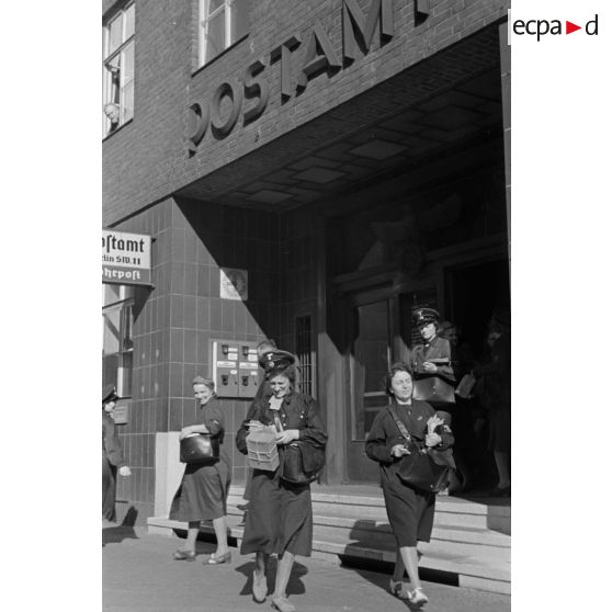 Sortie des employées d'un centre de le Deustche Reichspost à Berlin.