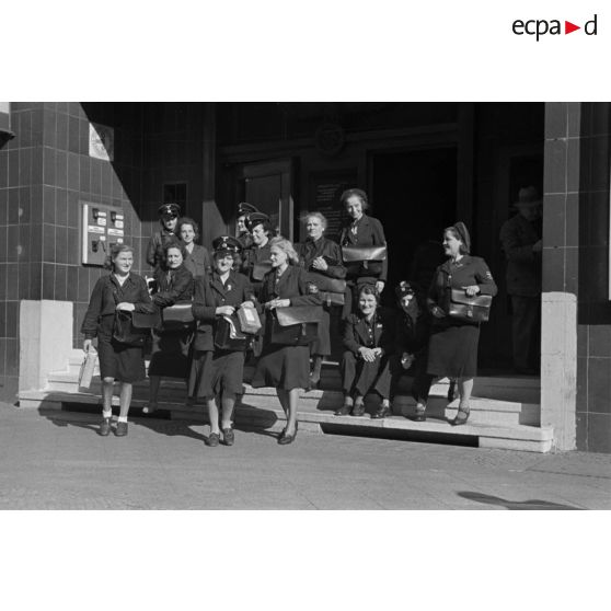 Sortie des employées d'un centre de le Deustche Reichspost à Berlin.