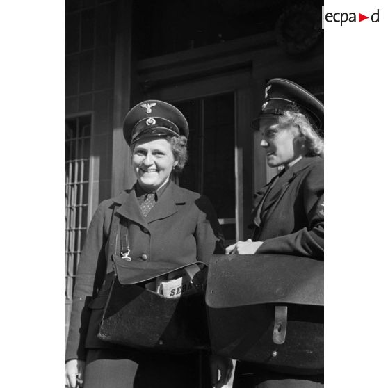 Une conductrice de camions, discute avec une de ses camarades de la Deustche Reichspost.