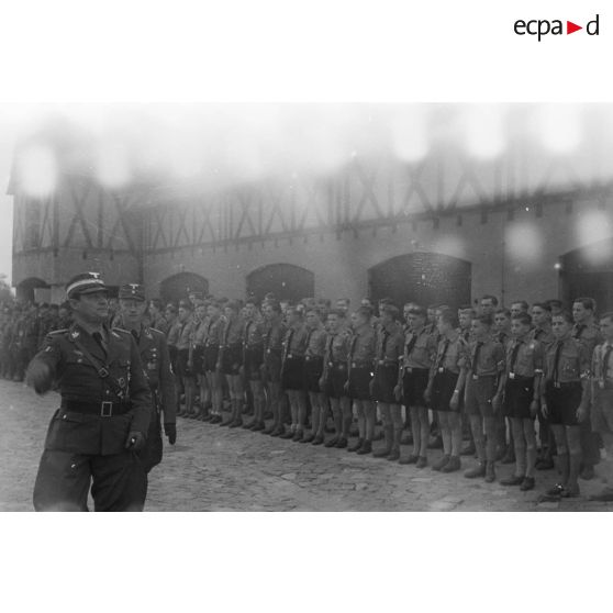Deux officiers supérieurs du NSFK, le Gruppenführer Dr. Otto Zimmermann et un Hauptsturmführer passent en revue des jeunes, au garde-à-vous.
