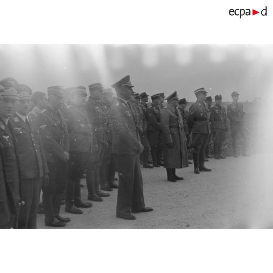 Des membres du N.S.F.K., du NSKK et des officiers de la Luftwaffe assistent à la revue et écoutent le discours.