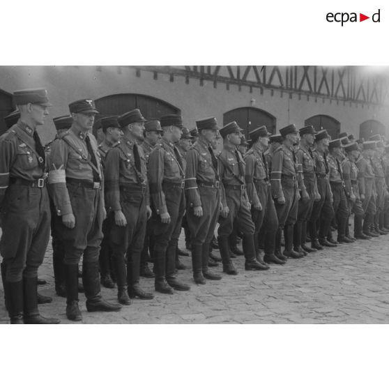 Alignement de membres du N.S.F.K. assistant a la cérémonie.