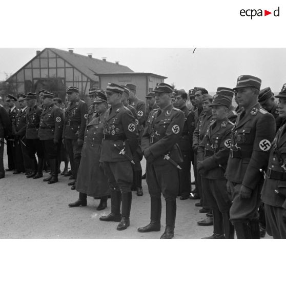 Dignitaires du N.S.F.K., de la Luftwaffe et des membres de l'aviation espagnole, assistent à la cérémonie.
