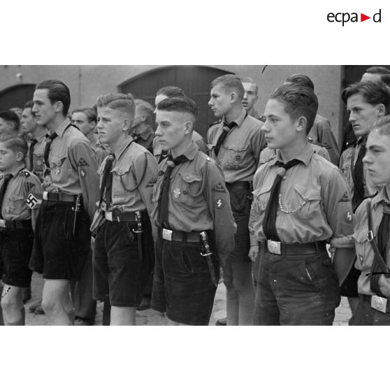 Des jeunes membres de la Hitlerjugend lors du discours du Dr. Otto Zimmermann (N.S.F.K.).