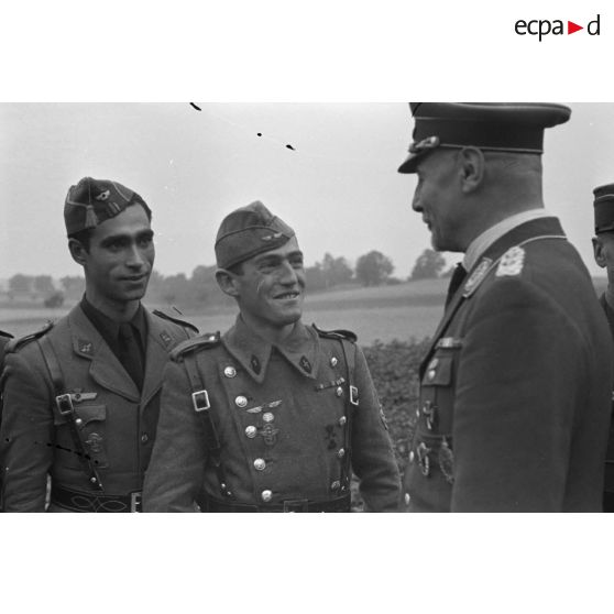 Un colonel (Oberst) de la Luftwaffe discute avec des pilotes espagnols.