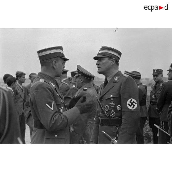 En discussion, un Gruppenführer et un Brigadeführer du N.S.F.K.
