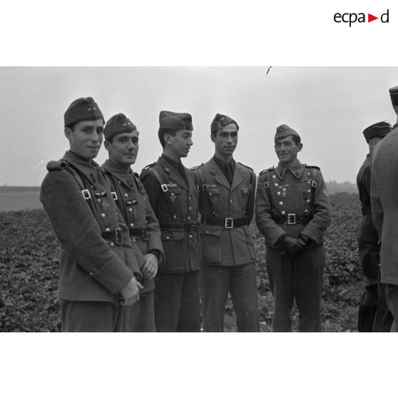 Dans le cadre d'un échange entre l'armée de l'air espagnole et la Luftwaffe, des pilotes espagnols assistent à la prise d'armes.