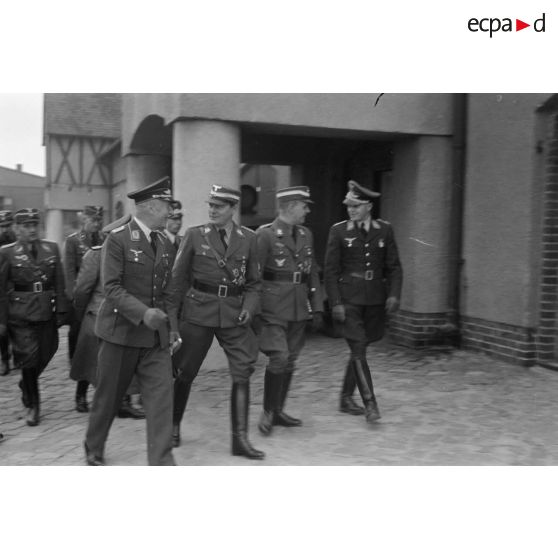 Discussion entre un Gruppenführer du N.S.F.K. et un colonel (Oberst) de la Luftwaffe.