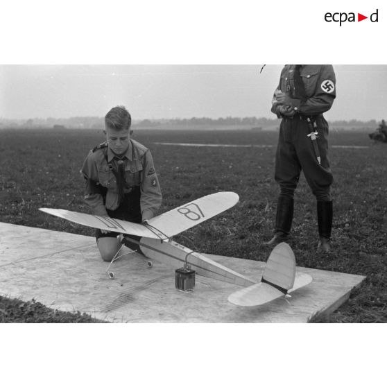 Un membre des Hitlerjugend, appartenant au district "Süd Württenberg", prépare au décollage son modéle réduit d'avion.