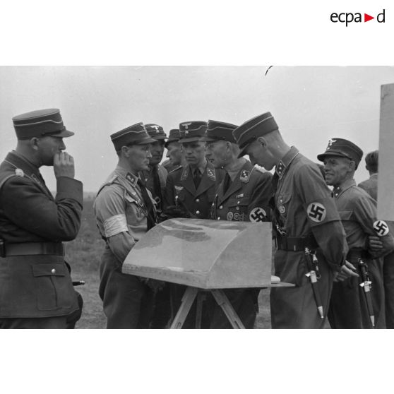 Des cadres du N.S.F.K., Truppführer, Sturmführer, Obersturmführer et Hauptsturmführer, des groupes (Gruppen) :  "Mitte", "Württenberg" et "Nordwest".