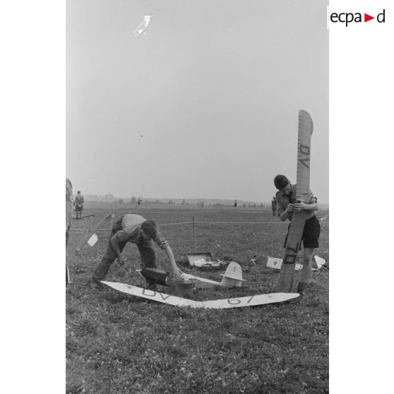 Montage final d'un modèle réduit d'avion par deux membres de la Hitlerjugend.